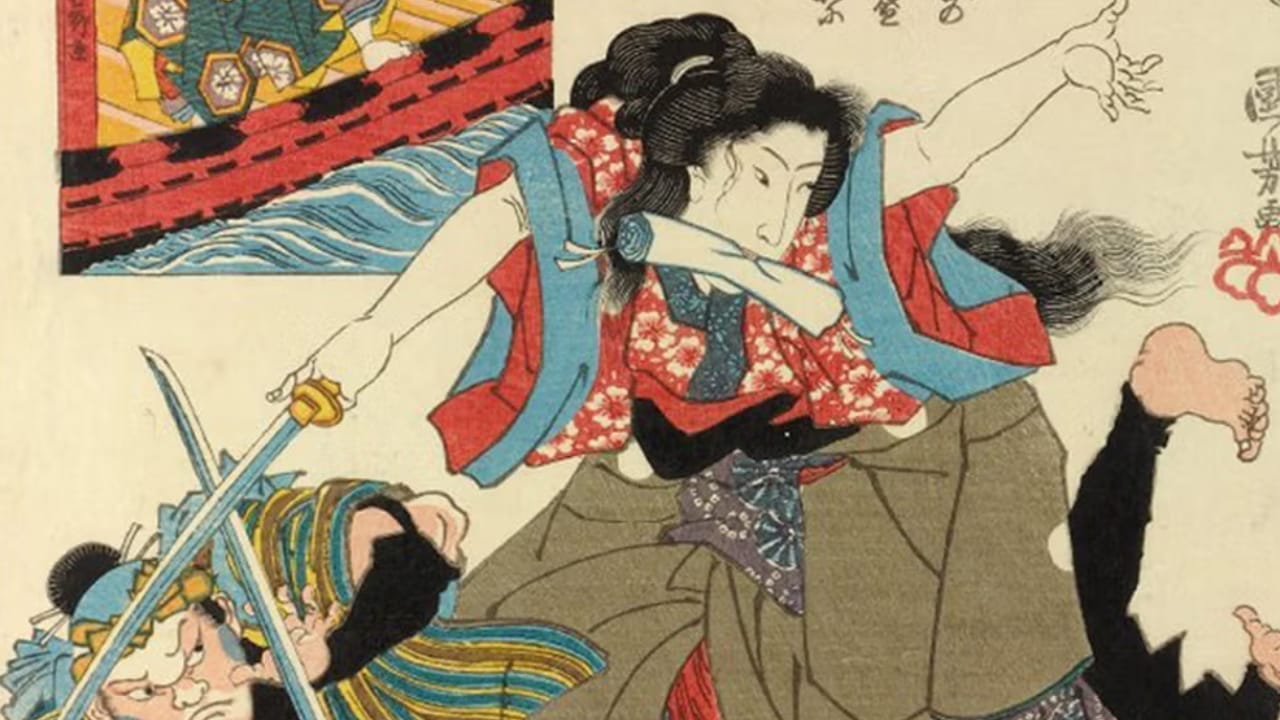 Uma xilogravura ukiyo-e japonesa do século XIX de uma onna-bugeisha, uma mulher guerreira, a lutar com uma lâmina longa.