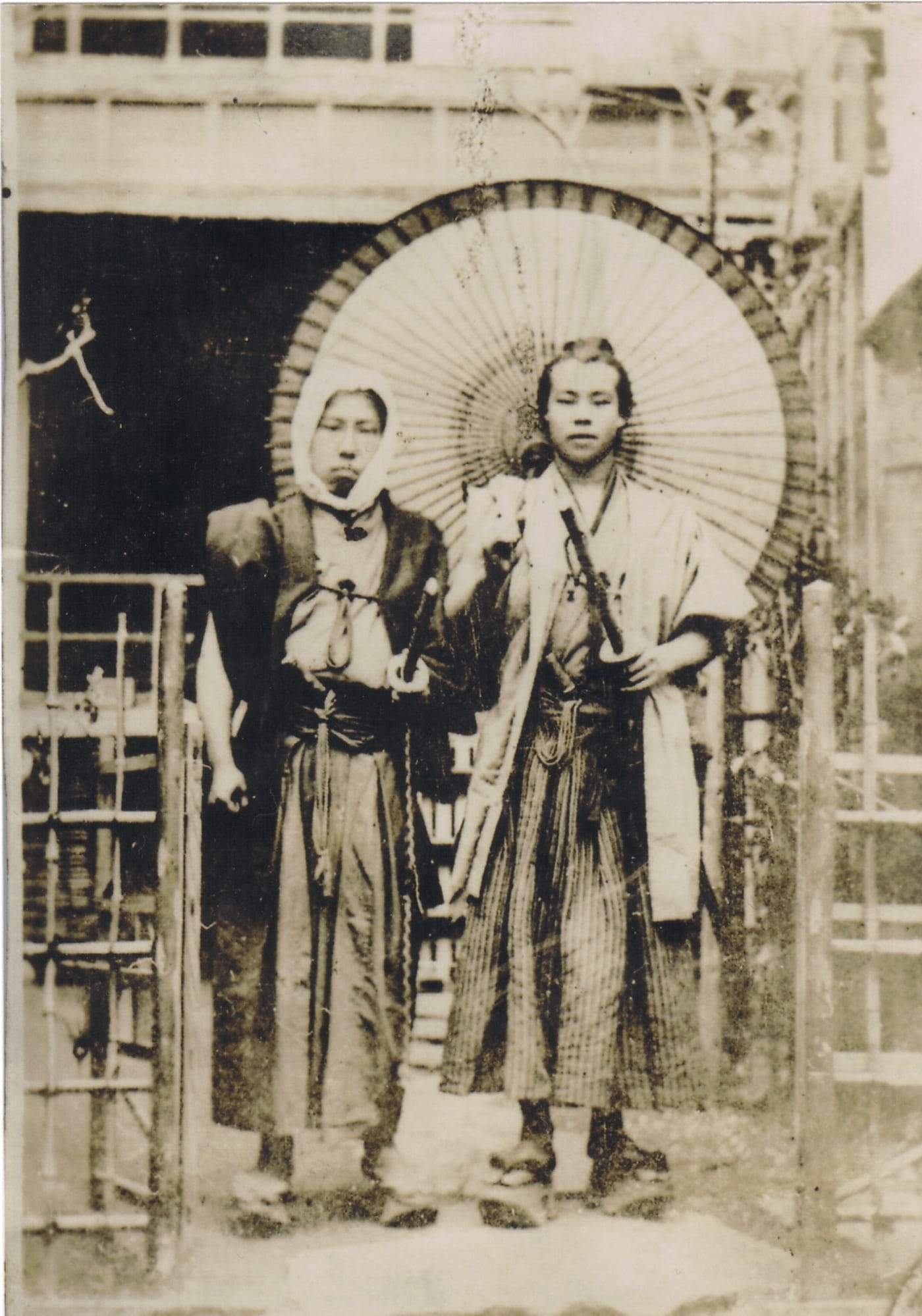Ein Foto aus der späten Edo-Zeit von zwei Männern, rechts der Schwertkämpfer Kashio Umanosuke.